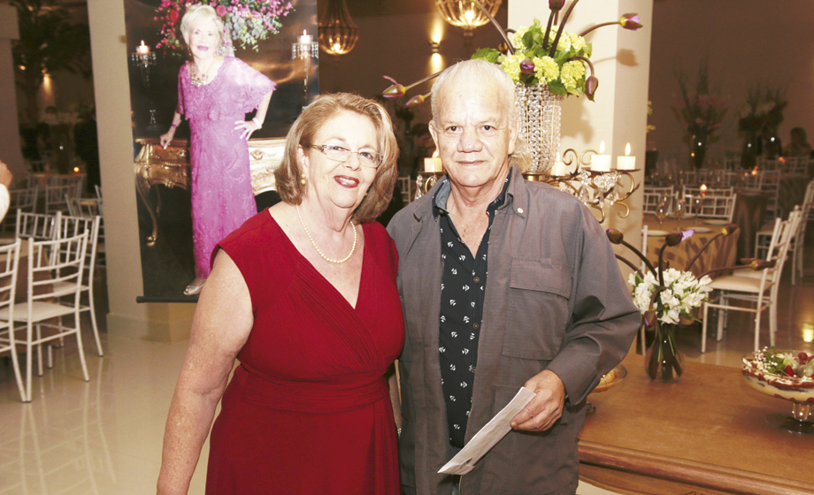 Aniversaria amanhã, nossa amiga Maria Magda Ferri Borges, que é esposa do Aureliano de Paula Borges, ou Liliko da floricultura, como é bastante conhecido
