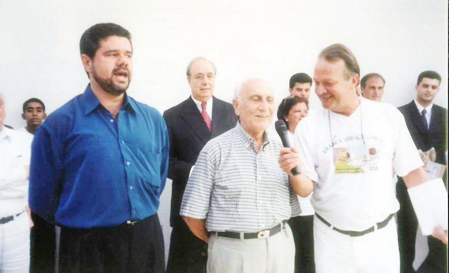Foto de novembro de 2002, quando Gilmar Dominici era o prefeito de Franca. Foi a solenidade de inauguração da reforma na Praça N.S. da Conceição, por iniciativa da empresária Luiza Helena, do Magazine Luiza, com apoio do Unibanco