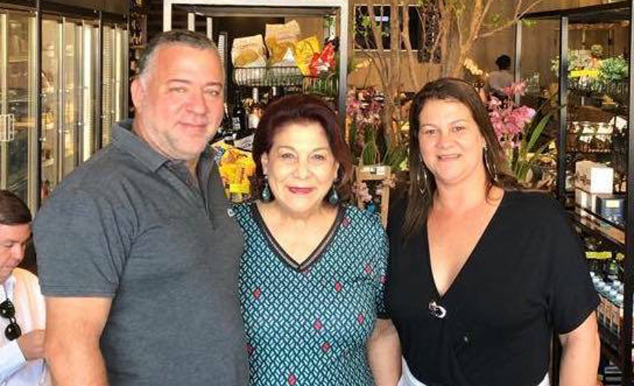 Em recente inauguração na cidade de São José do Rio Preto, Sérgio Freitas e Alessandra (Raposa do Ártico) com a colunista Cida Caran