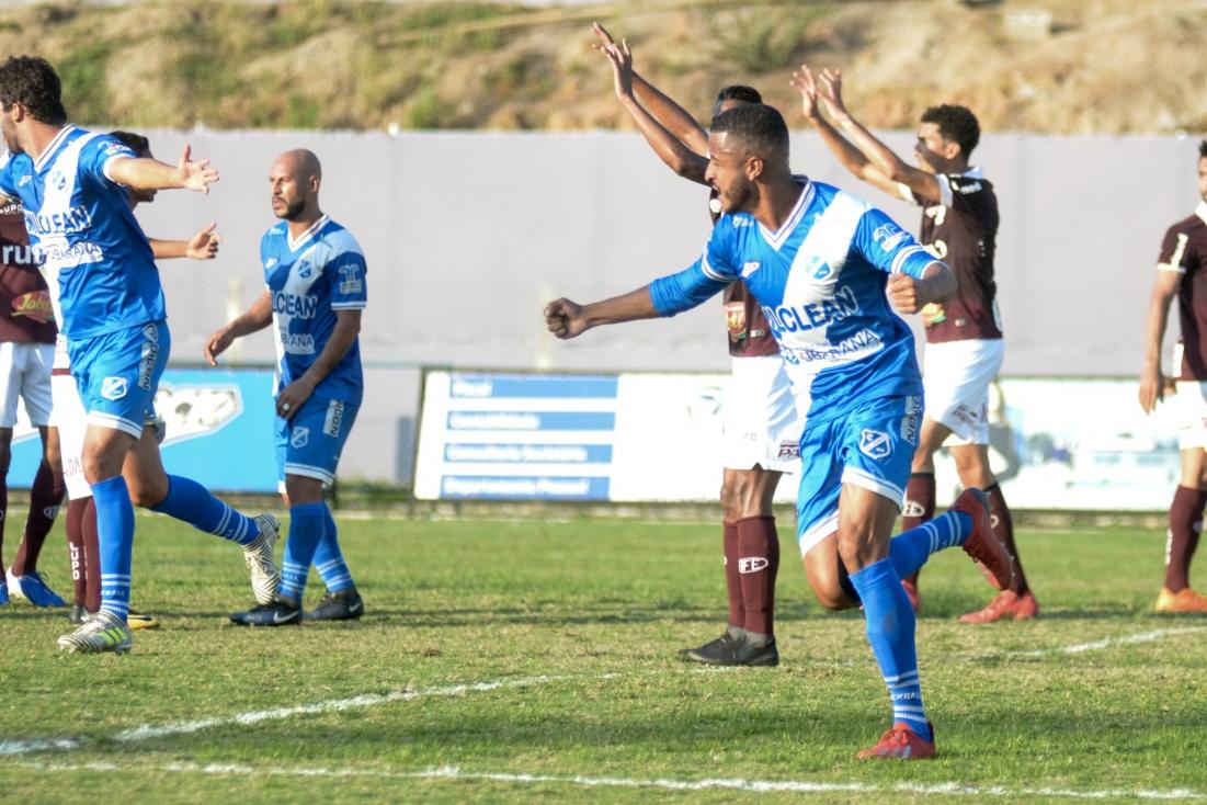 Jogadores do Taubaté comemoram gol contra Ferroviária