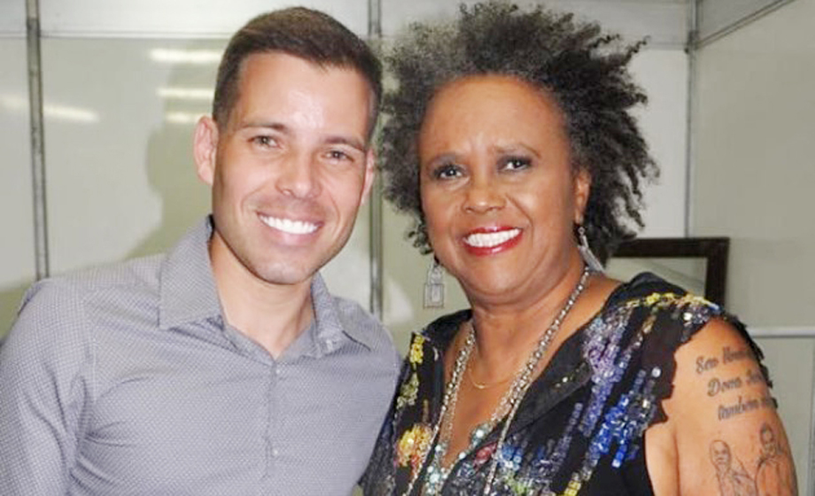 Com a cantora Sanda de Sá (maior nome da Soul Music no Brasil) o apresentador da TV Record, Tiago Valentim