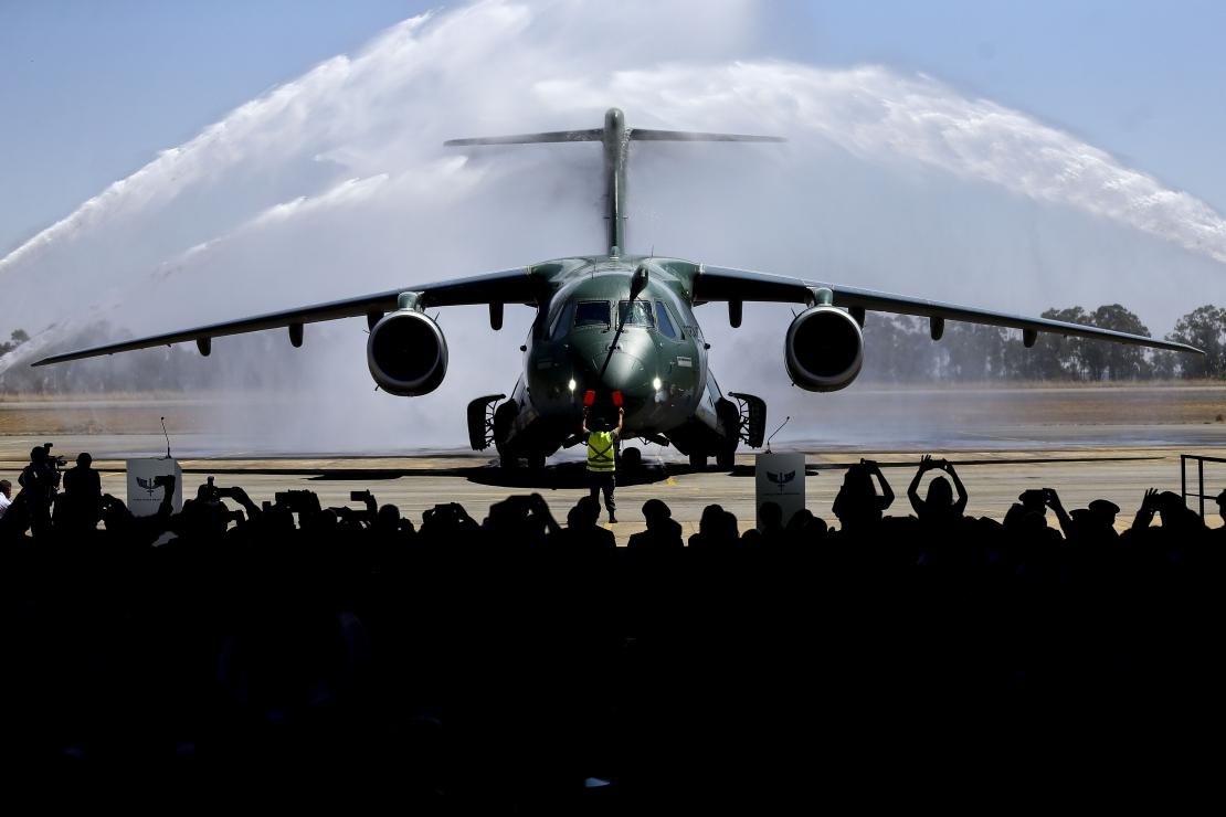 O presidente Jair Bolsonaro participa da cerimônia de entrega da aeronave KC-390 para a Força Aérea Brasileira.