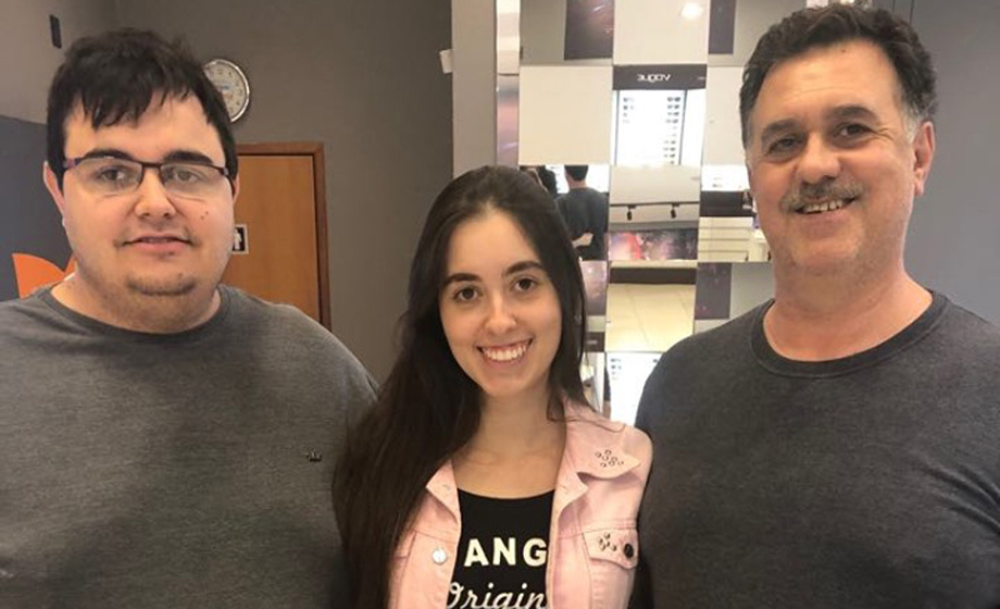 Com a gracinha de Mila na foto; Lucas Mussalem e Xande Mussalem, que promovem o show Baile do Nego Véio, sexta (25), no Villa