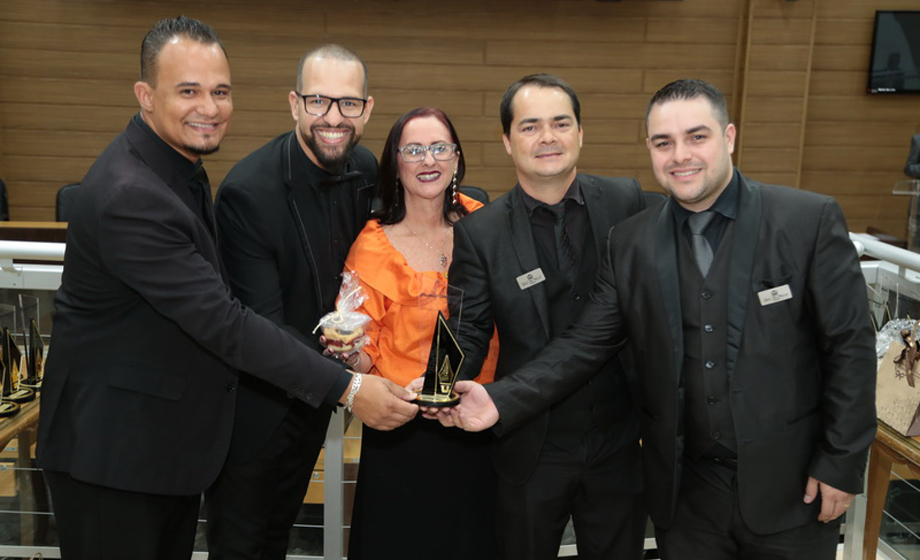 Mônica Corrêa (Gráfica Freitas e Corrêa) com os integrantes do Catita Cia. Musical, no Plenário da Câmara Municipal de Franca – Fotos: Andrade