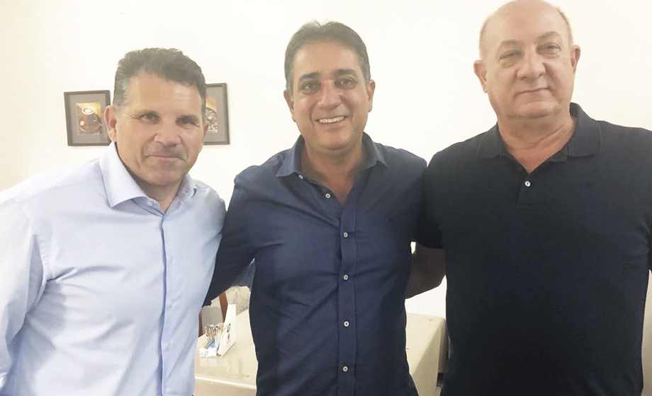  Em almoço no badalado La Finestra, os empresários Jeferson Santos (Couromoda) e Thamer Hajel (Francajel), com Renato Raymundo