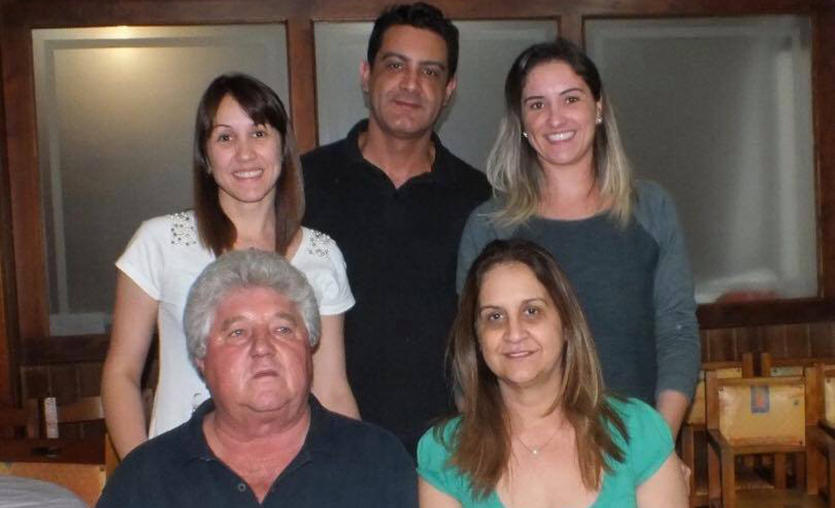 Família unida que dirige com competência a Churrascaria Minuano: Luis Conte Sobrinho, sua mulher Rosemeire e os filhos Daniela, Higor e Camila