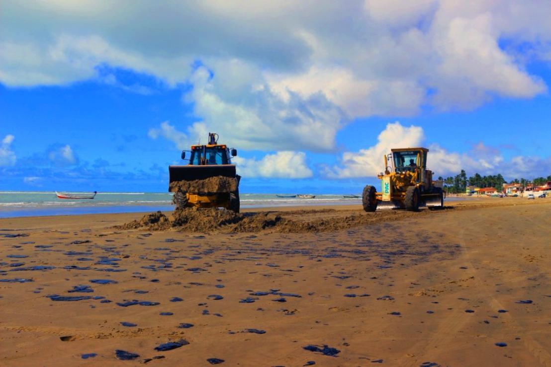Piaçabuçu AL 08 10 2019 A Prefeitura de Piaçabuçu iniciou a limpeza das manchas de óleo que surgiram ) na Praia do Pontal do Peba.O secretário municipal de meio ambiente e recursos hídricos, Otávio Augusto, explicou que, com o apoio do Ibama e do ICMBio, 