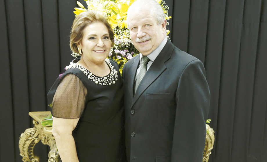 Casal Noedi e Samuel Abreu de Freitas, do Grupo Med Clin, no Plenário da Câmara Municipal