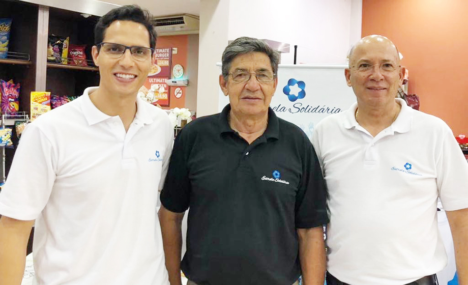 Alex Xavier, Paulo Xavier e João Batista de Lima felizes com o resultado da campanha Estrela Solidária, pró Hospital do Câncer