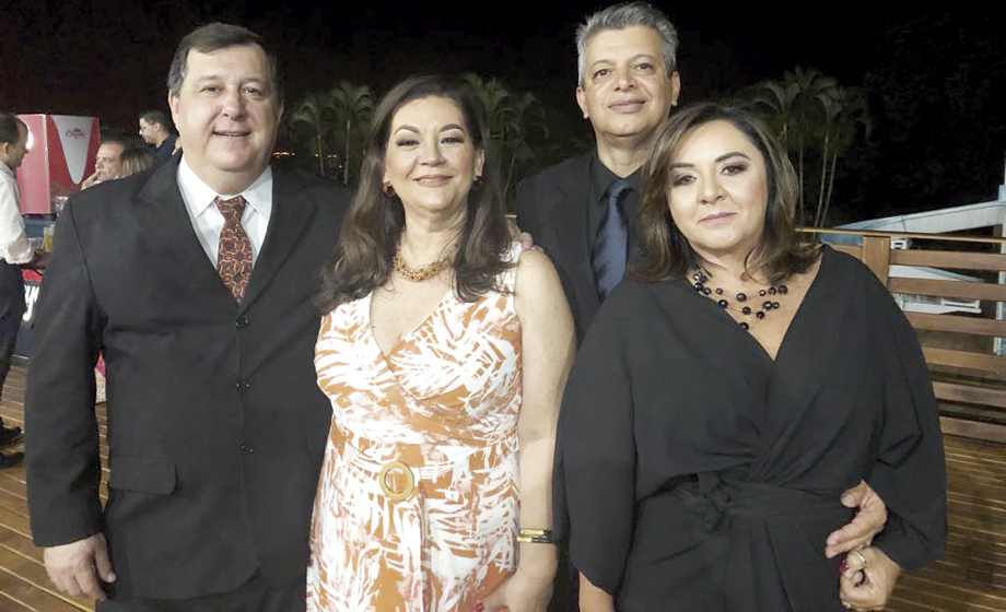  Diretor social do Centro Médico de Franca, Renato Barufi, e o presidente Flávio Tozatti, com as esposas Suzi e Mônica