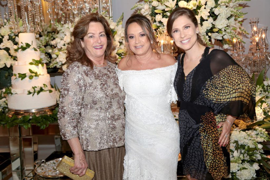 Dalzira Trajano, com Ana Maria Junqueira (que decorou sua recepção de Bodas de Pérola) e Bruna Campassi – Foto: Andrade