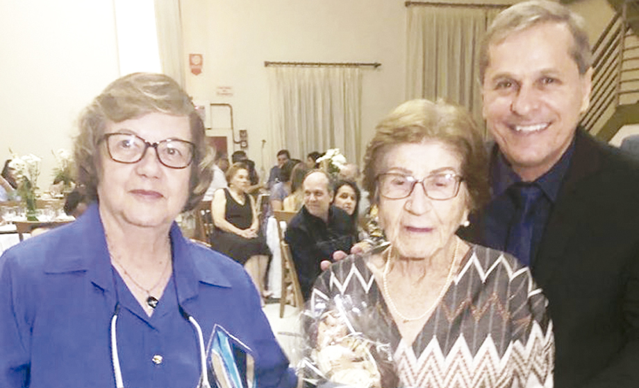 Professora Maria Ivete Silvestre em click com a sobrinha Maria Helena Silvestre e Paulo Manóchio, na Noite da Gratidão