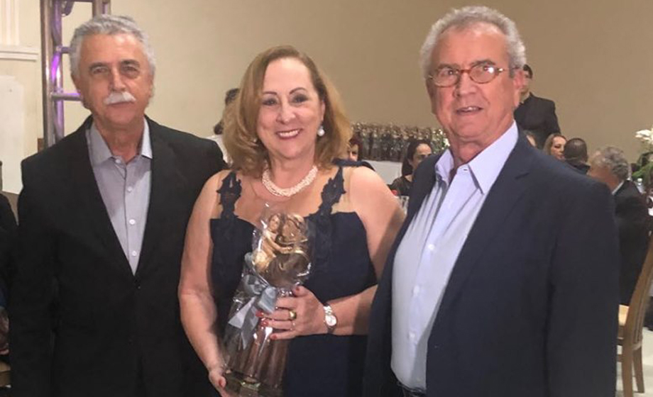 Adauto Silveira com Cristina Presotto e o médico José GastÃo Barbosa Silveira, na Noite da Gratidão
