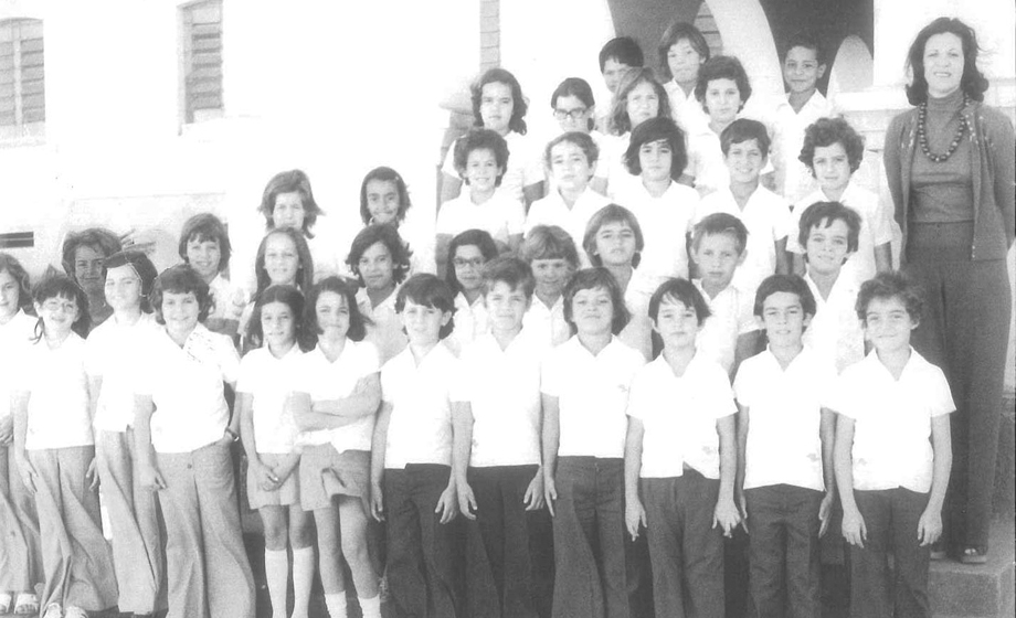 A colaboração veio do amigo Fábio (Guim) que foi dessa turma da 3º Série da Escola “Caetano Petráglia”, em 1975. 
