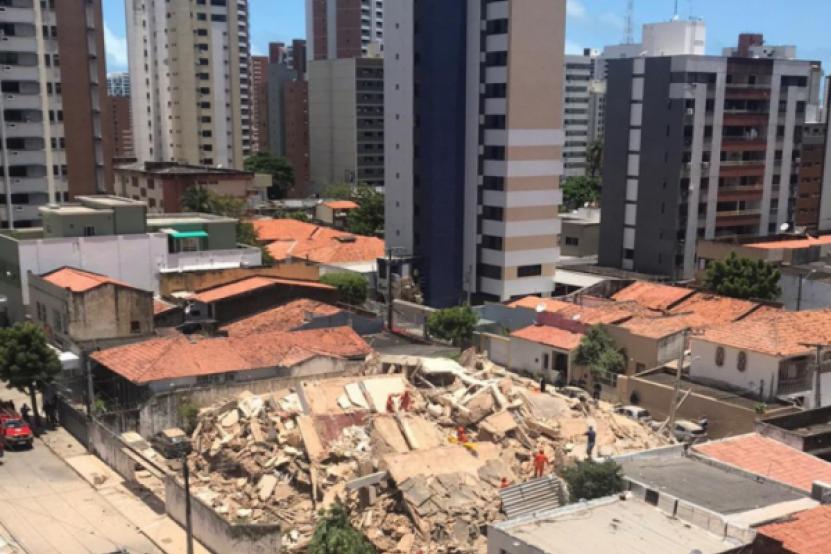 Desastre. Escombros do prédio residencial que desabou nesta terça-feira de manhã em Fortaleza