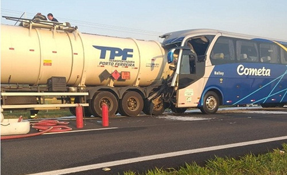 Ônibus da Cometa que saiu de Franca bateu na traseira de um caminhão na Portinari. Cinco mil litros de combustível ficaram espalhados  na pista