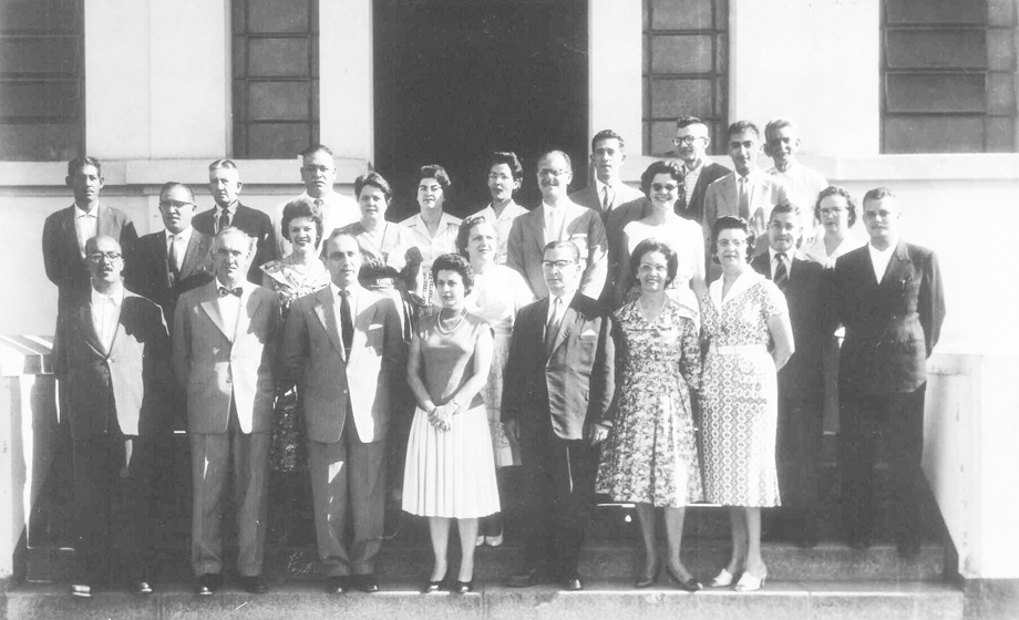 Já publiquei e guardo com carinho essa foto de muitos de meus queridos e saudosos professores, lá do IETC, onde estudei do primeiro ano primário ao terceiro Científico (2º grau)