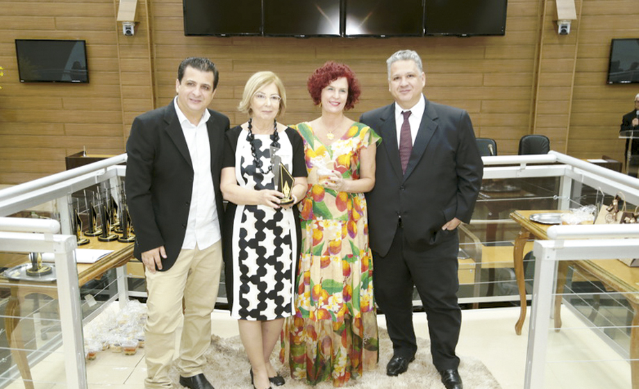 André Correa Neves, Sônia Machiavelli, Flávia Lancha e Correa Neves Junior em homenagem ao poderoso “Comércio”