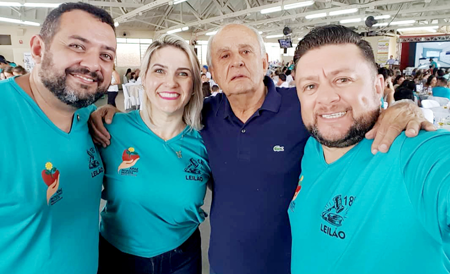Marcus Mandara, Roberta Pirozzi, Adir Leonel e Marcial Gonçalves; voluntários no leilão da Apae, de Patrocínio Paulista