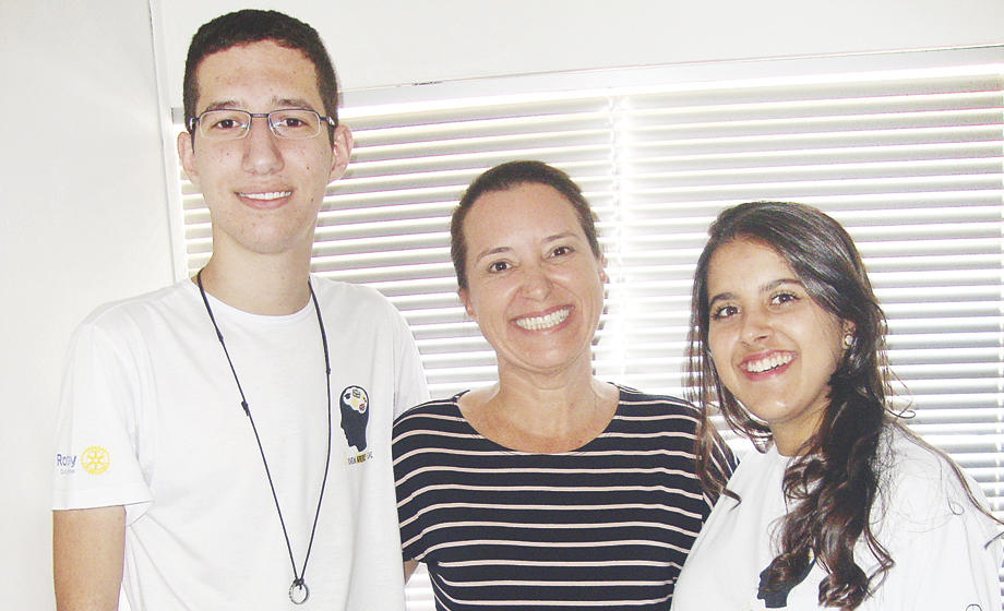 Geraldine Fuga (ao centro/ass. social e ger. da ESAC/50 anos/2019) com os jovens aprendizes  Patrick Oliveira e Thaís Clarice