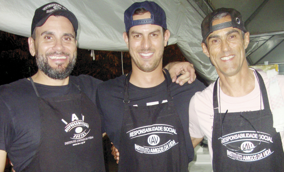 Trabalhando (voluntariamente): Marcelo Sola, Rafael Barbosa e o pai Carlos