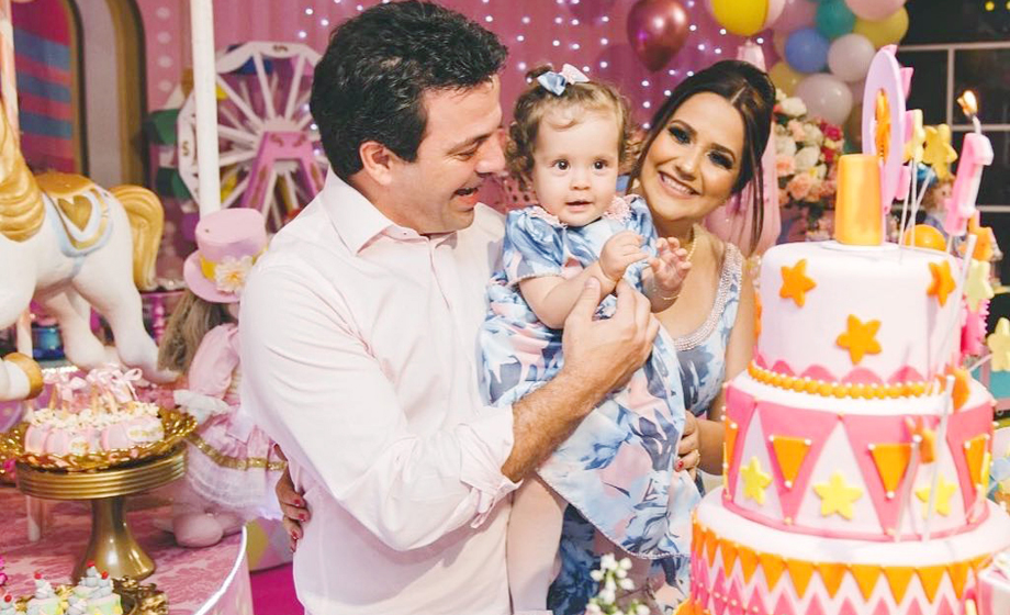 Ana Paula e Armandinho Papacídero com a pequena Alice, em sua cinematográfica festa de 1 aninho (Circo da Alice)
