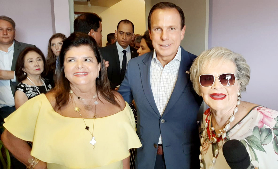 Ele trouxe à Franca presente para nossas mulheres e foi devidamente aplaudido. Governador João Dória com a fundadora do movimento Mulheres do Brasil, Luiza Helena Trajano, e a Patrícia, sua amiga e admiradora