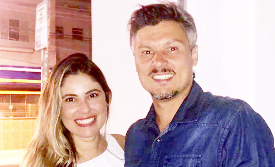 Trocaram alianças na mão direita a advogada Laísa Bertoni e Rafael Guiselini