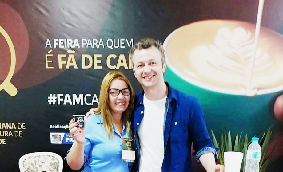 Na maior tietagem, a barista Jô Duarte posou para o click com o cantor Luca Lima, em recente evento