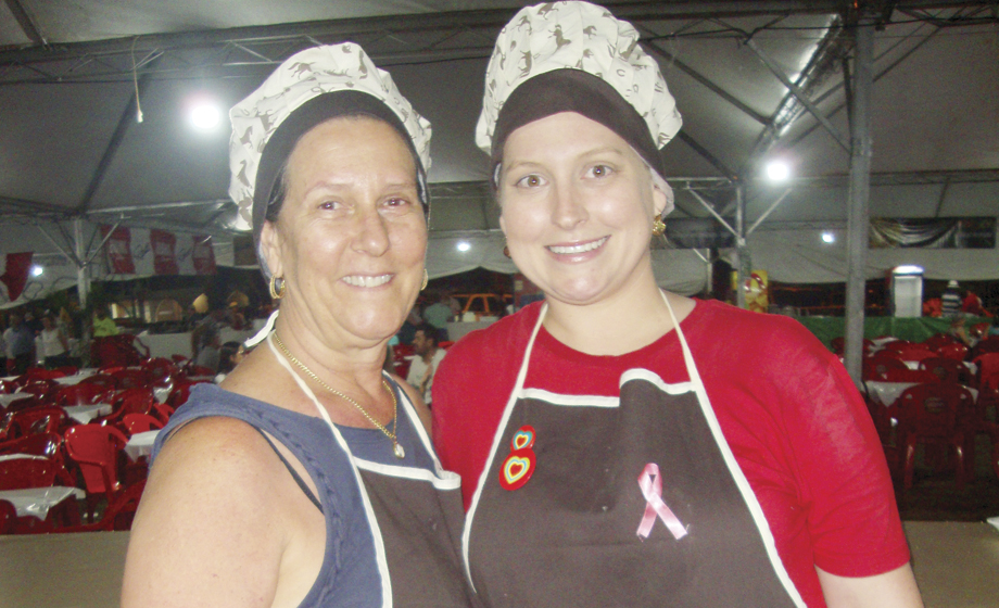 De Orlândia: Olivinha Junqueira e filha Renata. Na recente Festa das Nações