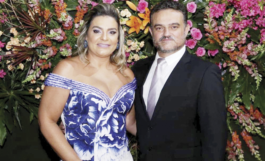 Casal Fernanda Peixoto e Rogério Barbosa Castro na Noite Elegantes e Personalidades, no Castelinho