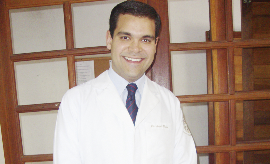 O oftalmologista André Fávaro prepara sua novíssima clínica