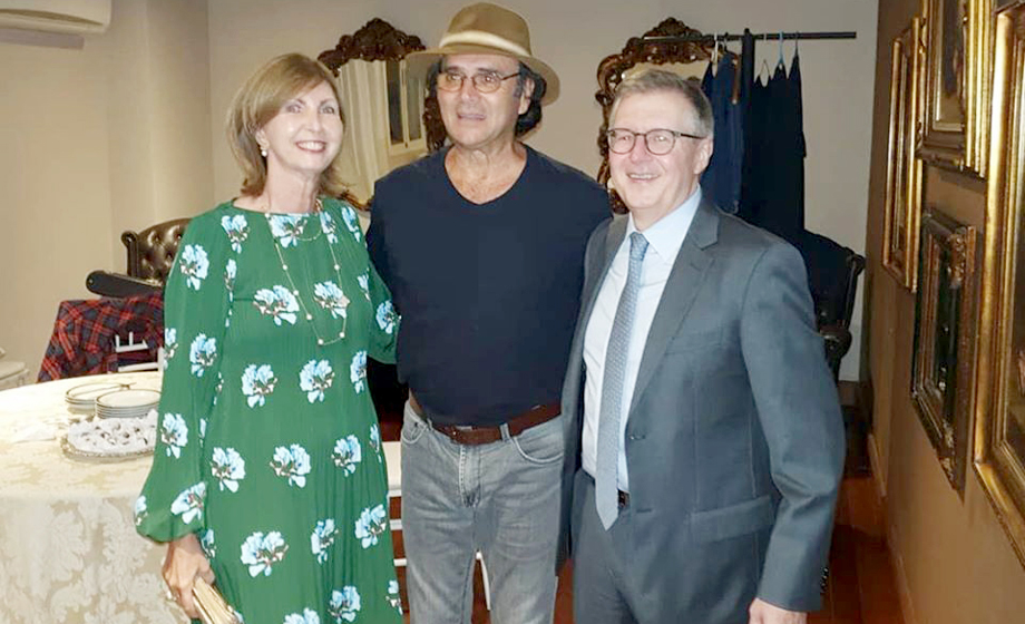 No Buffet Torres (em Sampa) Elaíse Mello, o cantor Almir Sater e Laércio Barbosa