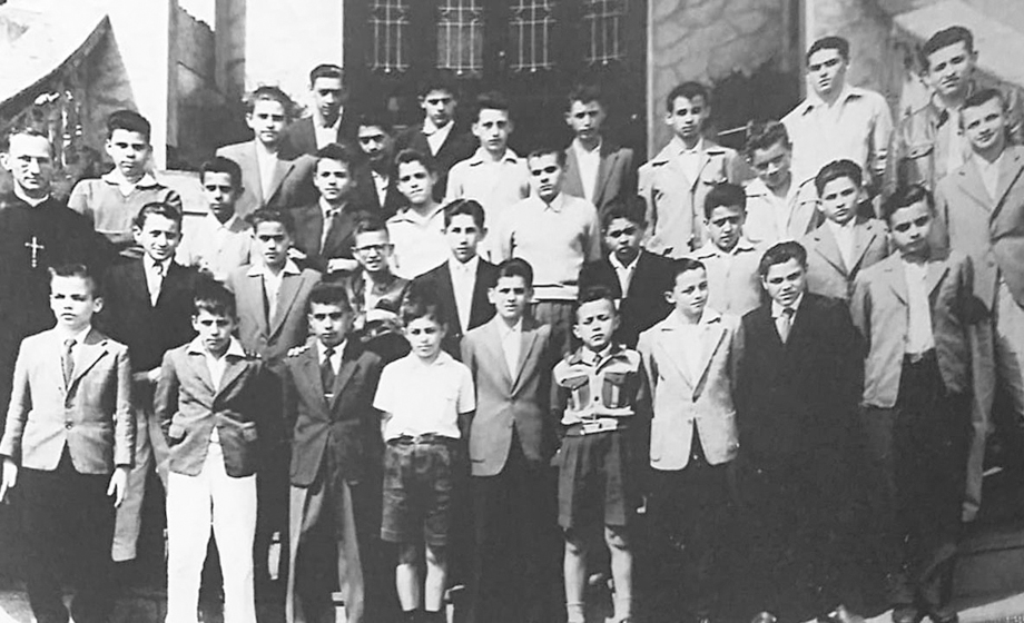 São vários integrantes da 2º  série ginasial, do ano de 1959. Aparecem o Irmão Nicostrato e vários estudantes: João Cheade, Gonzaga José, José Eduardo, Norton, Chiquinho Veríssimo, Antônio Jacinto Palma, Sérgio Caleiro, Galileu, Luiz Zuanazi, Amaral Secch