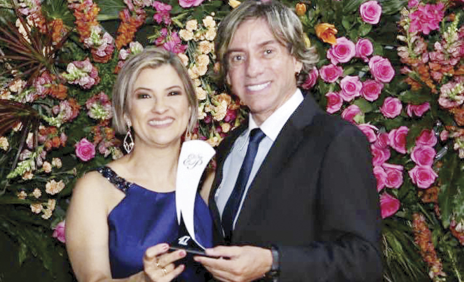 Deputada estadual Graciela David Ambrósio entregando o troféu EP ao colunista Well