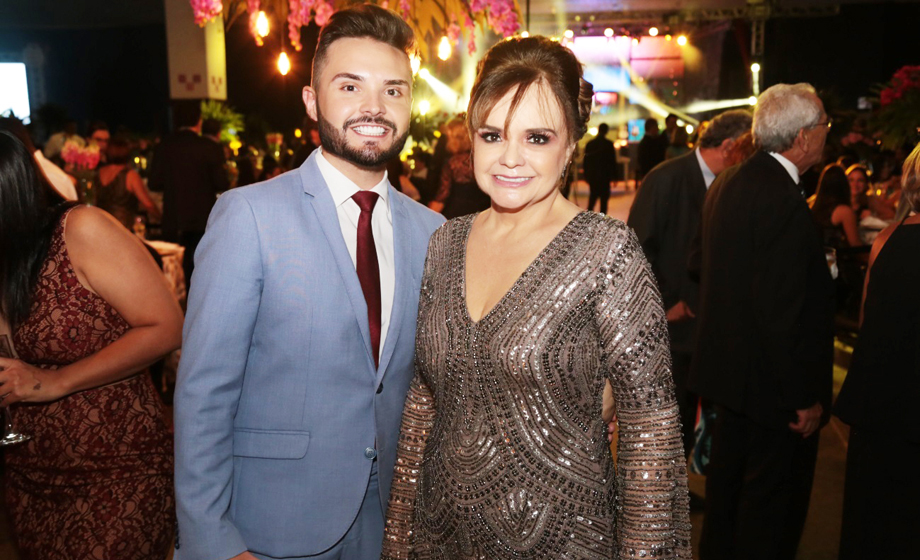 Ele tem brilhado muito com os looks de maior bom gosto que produz como estilista. Luís Felipe Nascimento recebe nosso abraço pelo nat junto da mãezinha amada a odontóloga Maria Paula Pereira Nascimento