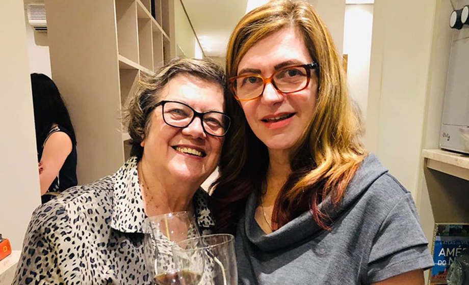 Maria Helena Silvestre brindando com a médica Rita Moscardini o sucesso de sua bela clínica dermatológica