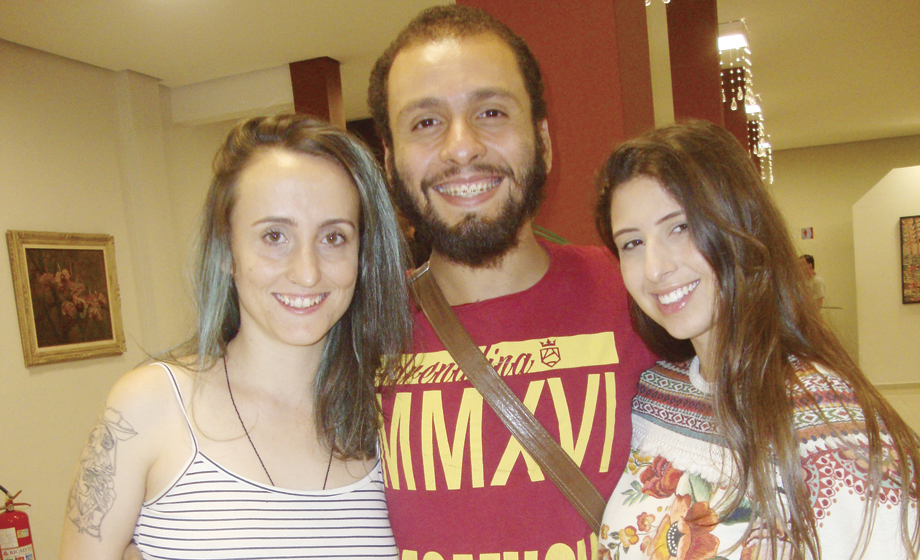 Em balada noite de dança no “Municipal”:  Camila Souza, Mateus Nocera e Victória  Canali. “Plêiade” no palco