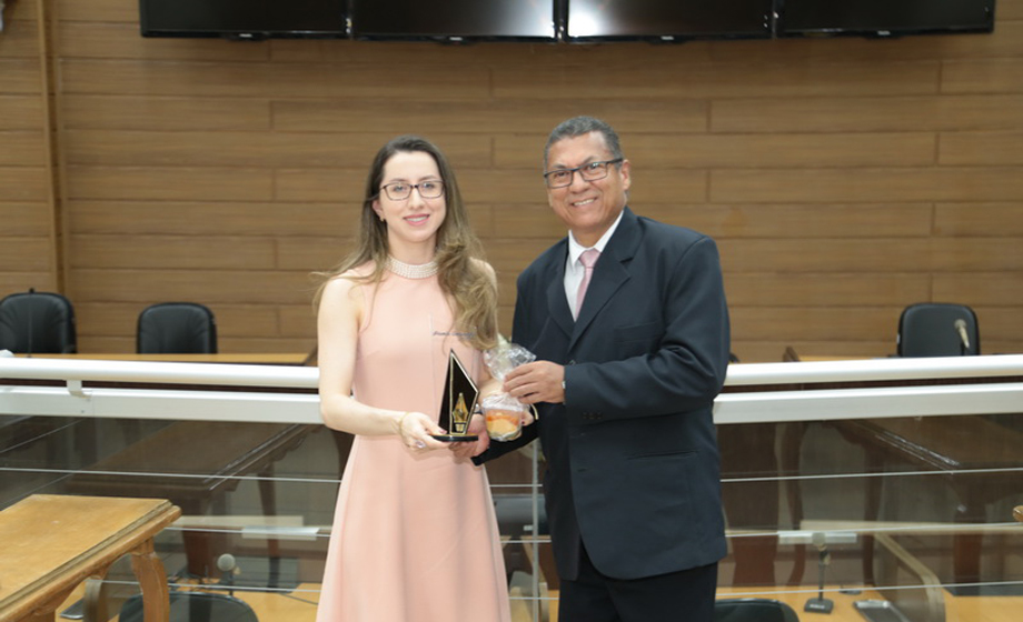 Delegada titular da DDM, Cristina Oliveira, é agraciada com o Prêmio Imprensa na Câmara Municipal, pelo vereador Pr. Otávio Pinheiro – Foto: Andrade