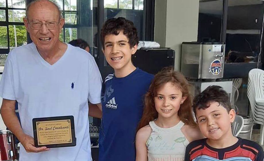 O médico Saul Cavalcanti (foto com os netos Giorgio, Antonella e Benício) homenageado pelos 56 anos do Clube de Campo