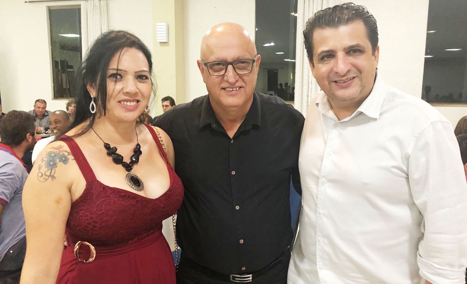 Luciana Souza e Milton Rogério Ribeiro com o empresário André Luís Correa Neves