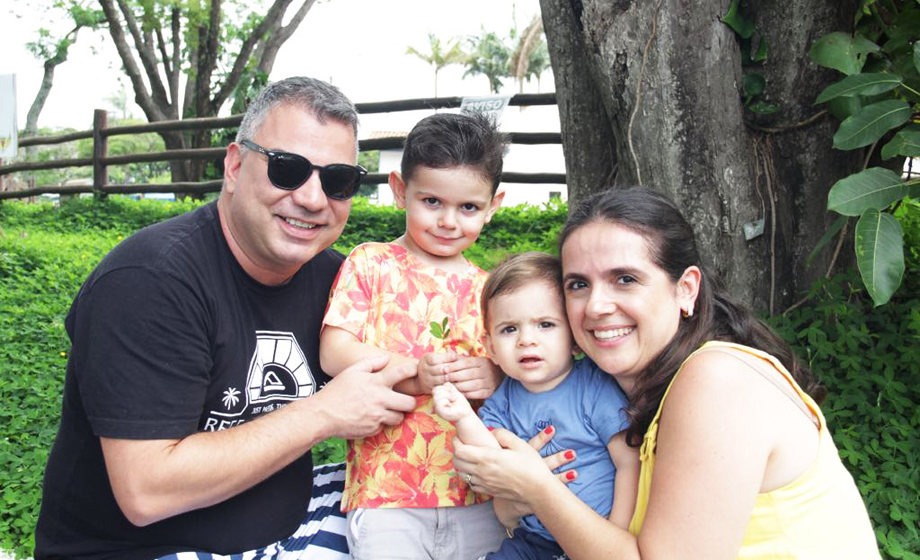 Gabriel Monteiro e Marcela Rezende, com os filhos Francisco e Bento, fofíssimos