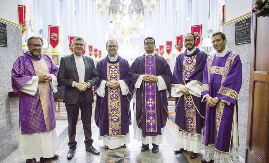 Na Novena da Padroeira; diácono João Cesar Martini, Dom Pedro Luiz Stringhini, padres Rogério Ruffo, Antônio Carlos Barbosa, Walace Aguiar e diácono Danilo Silva