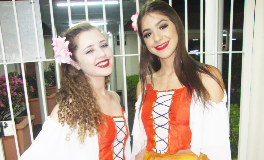 Como ciganas dançaram: Isabella Ferreira e Vitória Castelani
