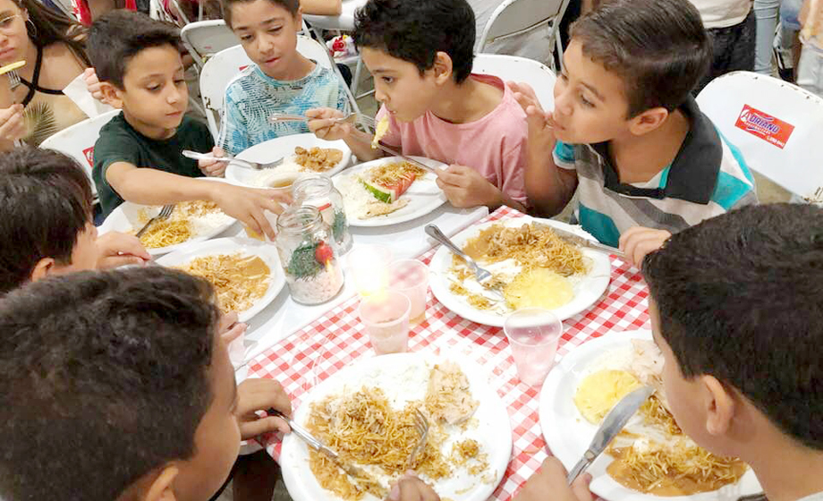 As crianças da ONG Academia de Artes encerraram o ano com delicioso almoço assinado pelo Buffet Empório, anteontem