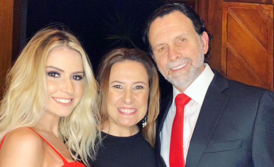 Em clima de formatura, Alice Micheletti, Adriane Micheletti e Agenor Gado