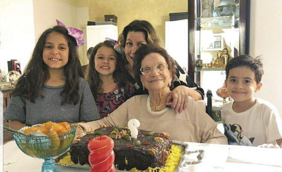Ruth Blois (com a filha Rita e os bisnetos Isadora, Manuela e Theo) comemorou seus 97 anos esta semana
