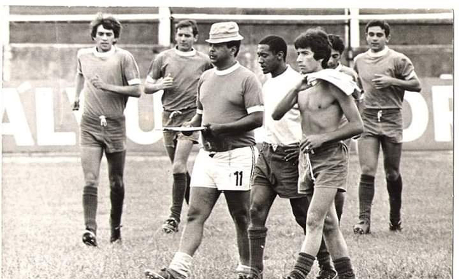 Da esquerda para a direita: Samuel, Allan (que jogou também na Francana), Cilinho (de chapéu), Santinho, Mosca e o Luizinho Café. O que aparece apenas meio rosto é o Dicá