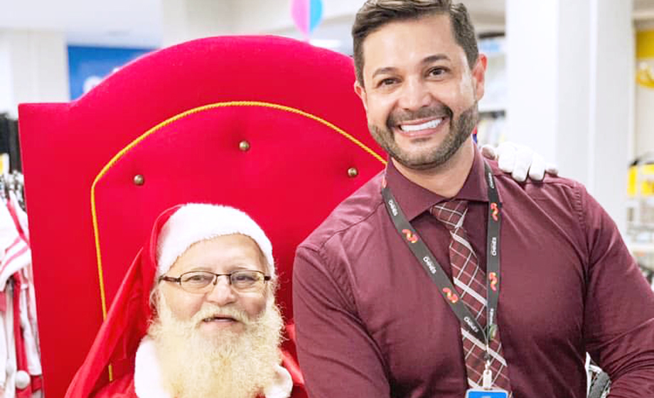 Gerente do Magazine Luiza-Centro, Luciano Marques, em pose especial com o Papai Noel da loja