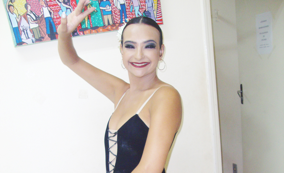 Juliana Figueiredo, linda, de espanhola no “Quebra-Nozes”